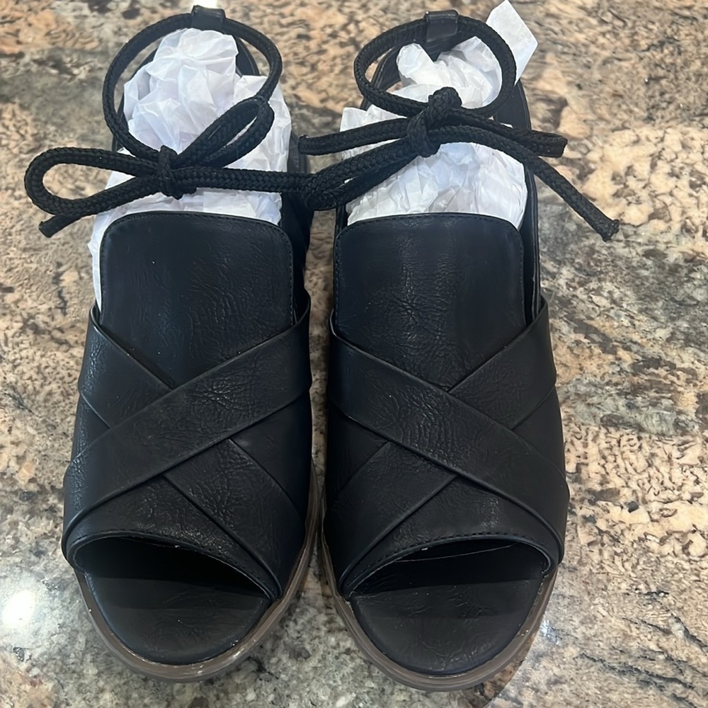 Black Sandals with Open-Toe Design - Picture 2 of 6